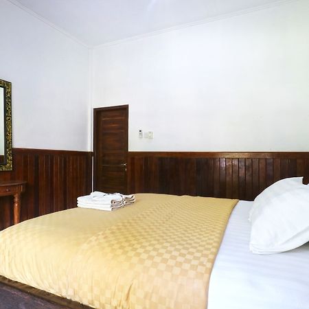 Puri Nusa Beach Hotel Batumadeg Exteriör bild