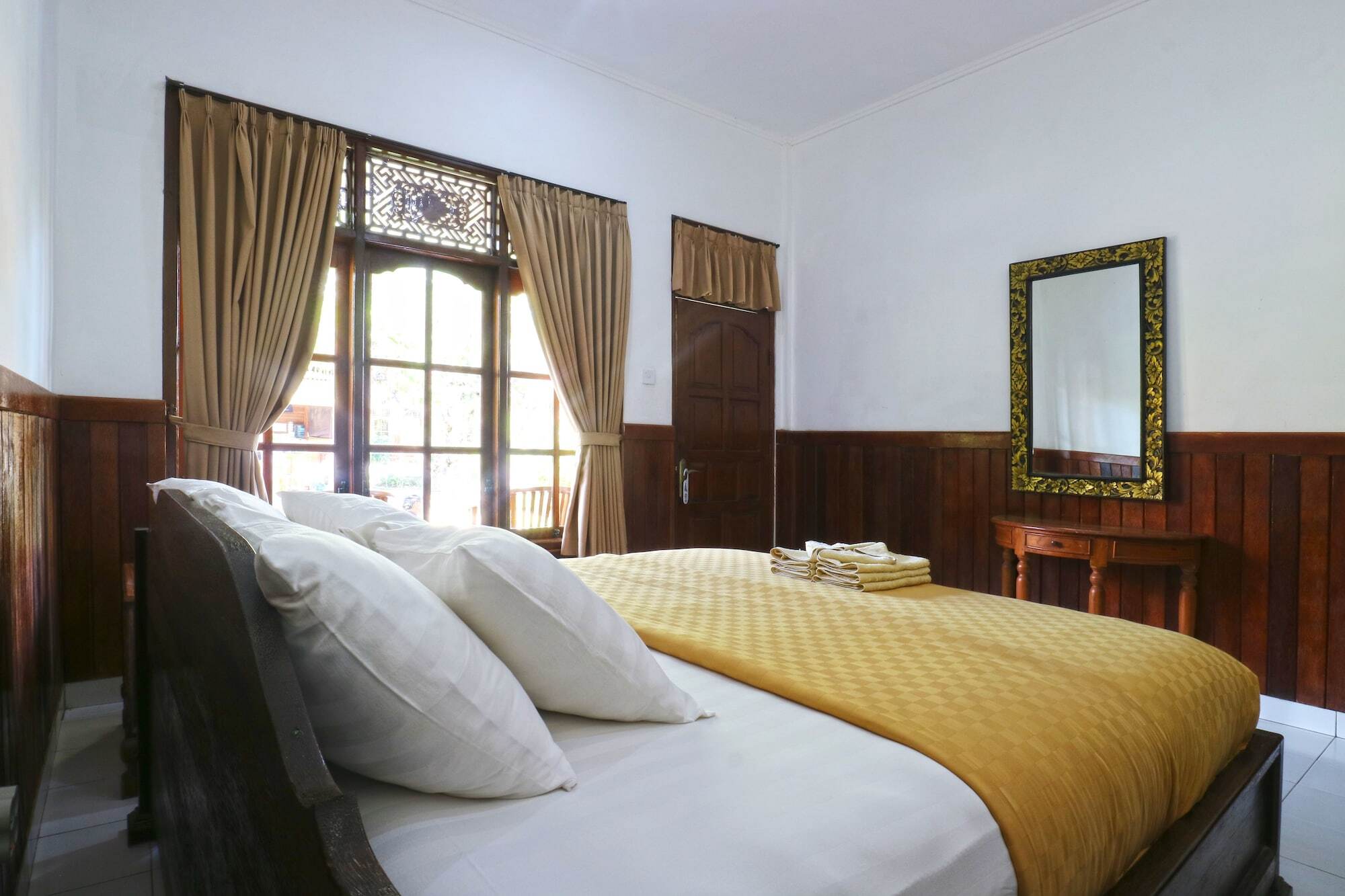 Puri Nusa Beach Hotel Batumadeg Exteriör bild